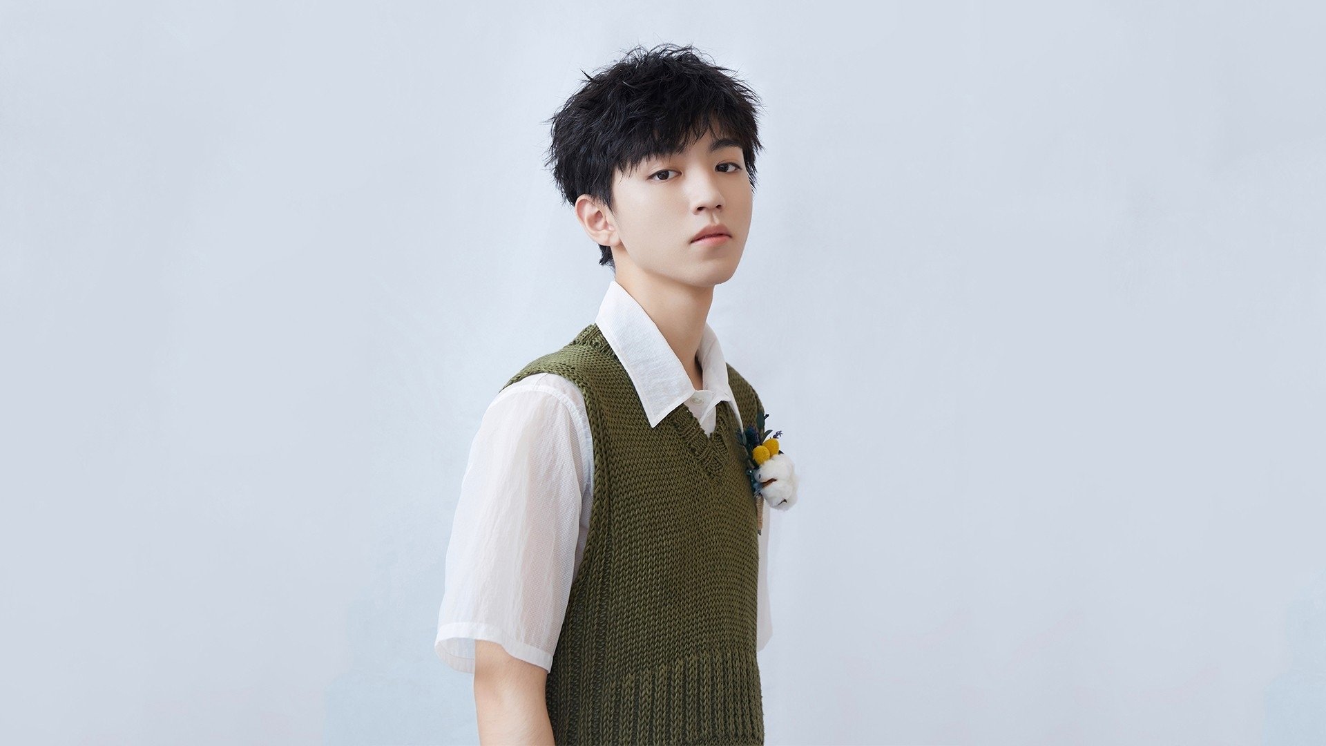 紧张比赛中球员们拼尽全力，呈现出令人瞩目的表现，比赛紧张有序