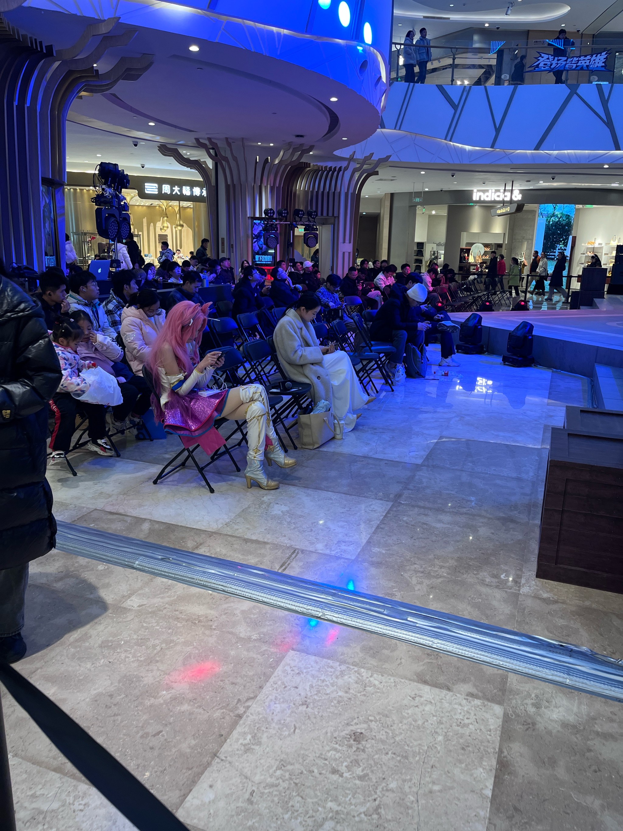 包含B体育:电竞直播，观众热情高涨的词条