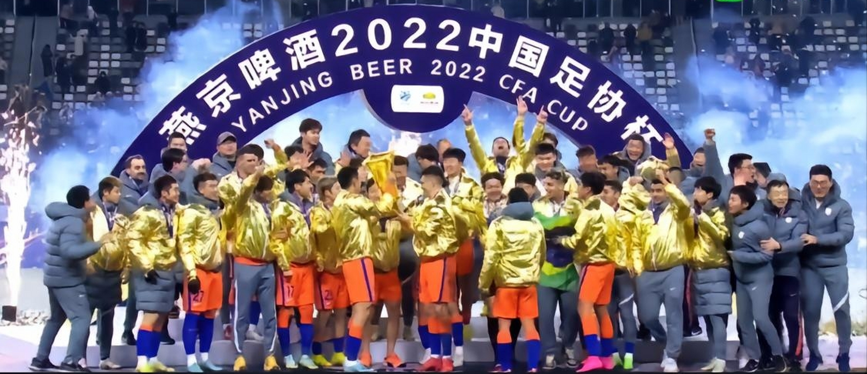 包含B体育平台:足协杯上演“小学生”式乌龙，球迷：这球踢得，我奶奶都比他们强！的词条